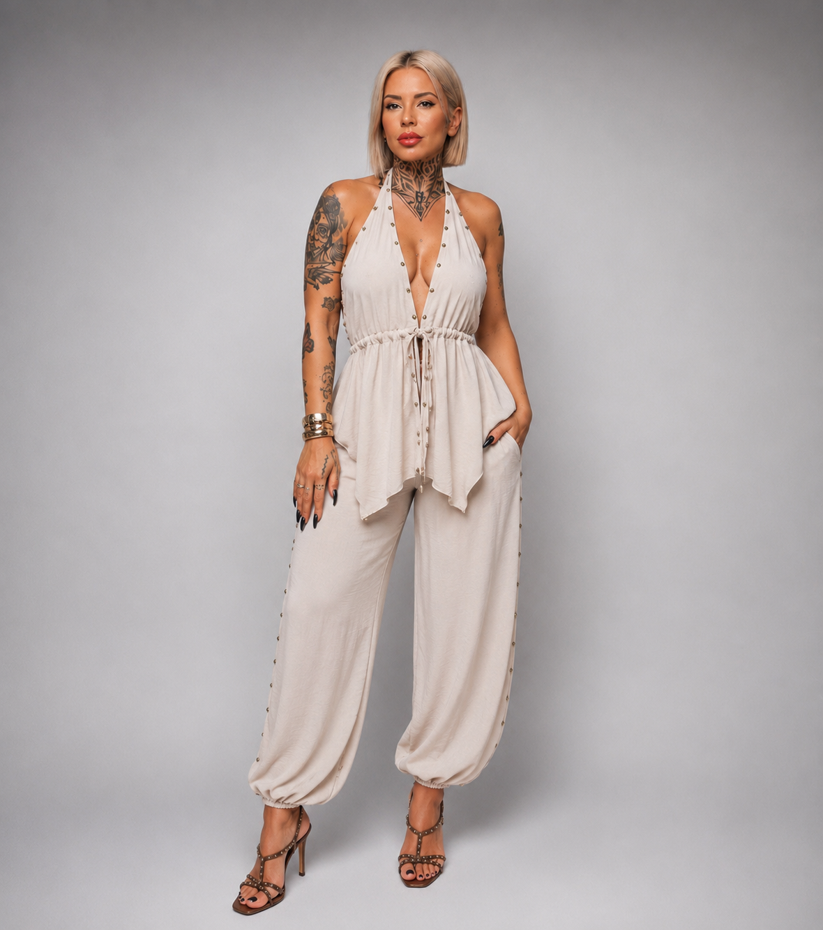 Conjunto Halter Fluido con Detalles de Tachuelas